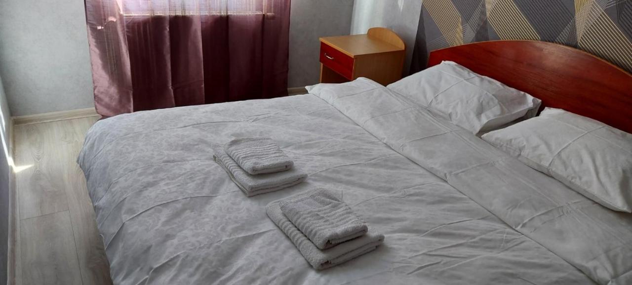 2 Bedroom On Tomashivskogo Street 7 شقة *
