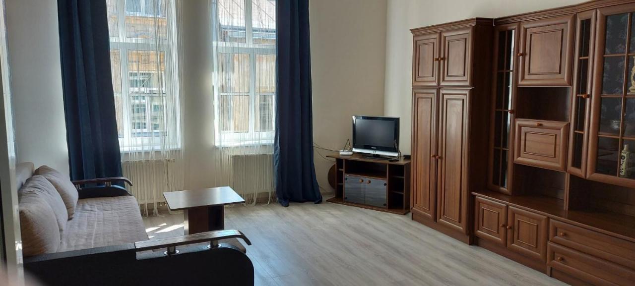 2 Bedroom On Tomashivskogo Street 7 Apartment *